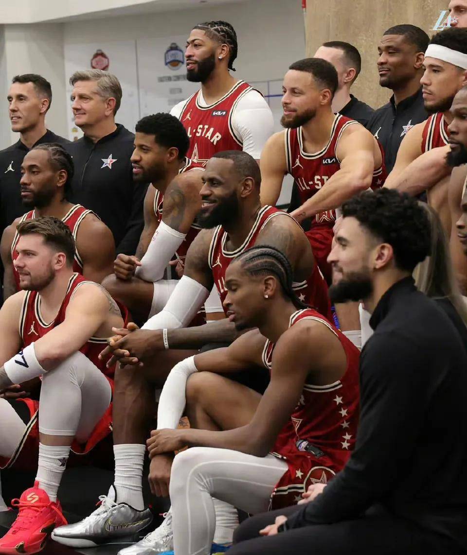 NBA全明星的精彩瞬间，球员们的风采展示。