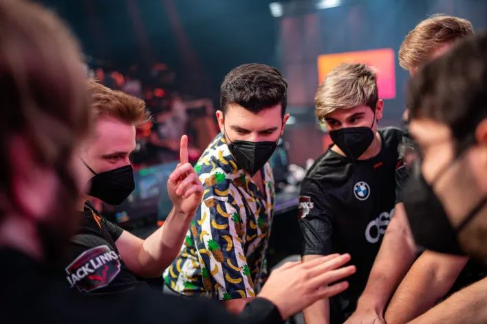 包含媒体与电竞的结合，扩大赛事的影响力与覆盖率。的词条