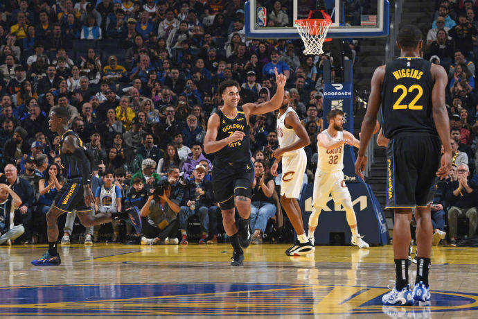 爵士队的战术变化，成功锁定多场胜利。的简单介绍