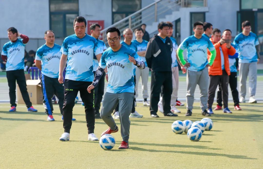青少年足球教练的培训与发展，推动基础建设！