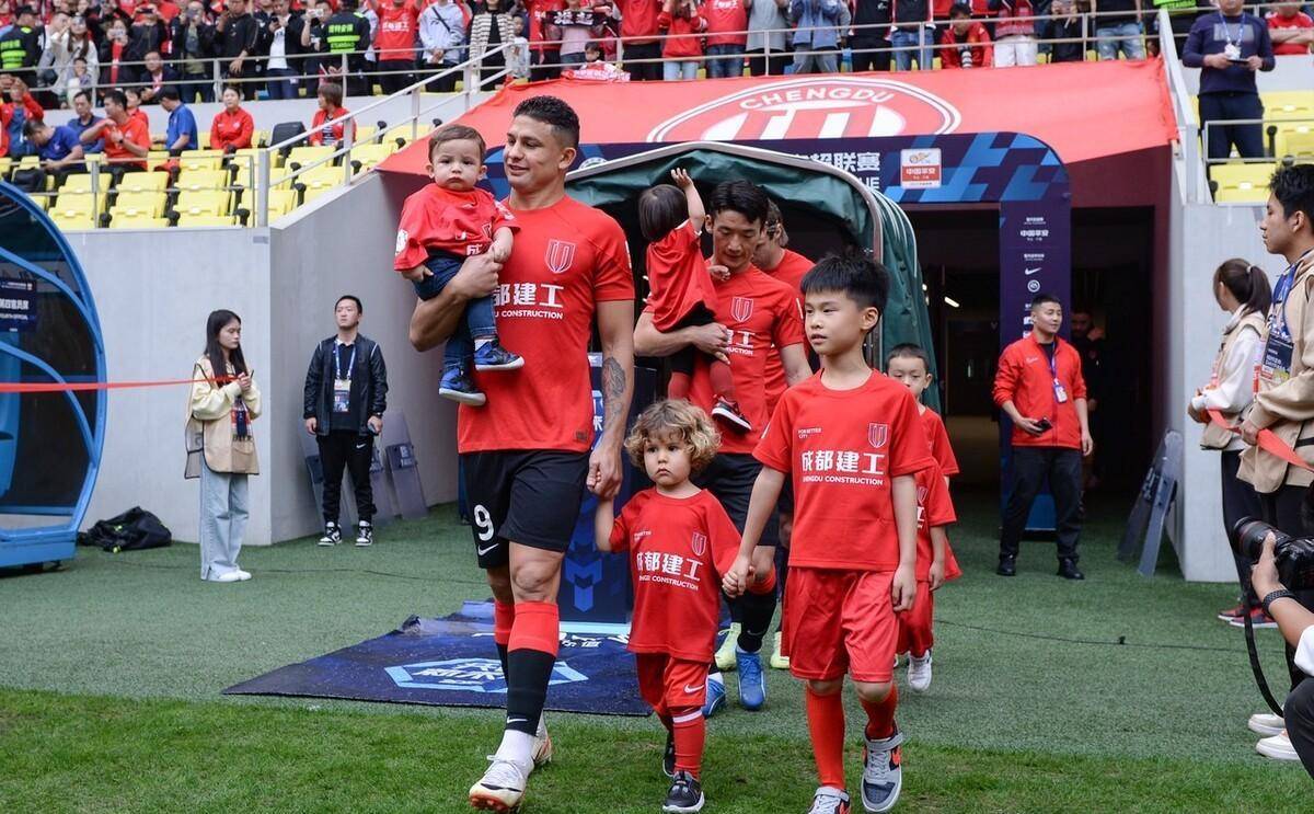 国足的团体意识与凝聚力，关键比赛中的表现。